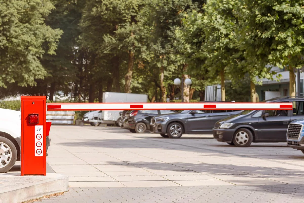 Comment délimiter un parking privé avec des barres et des barrières ?